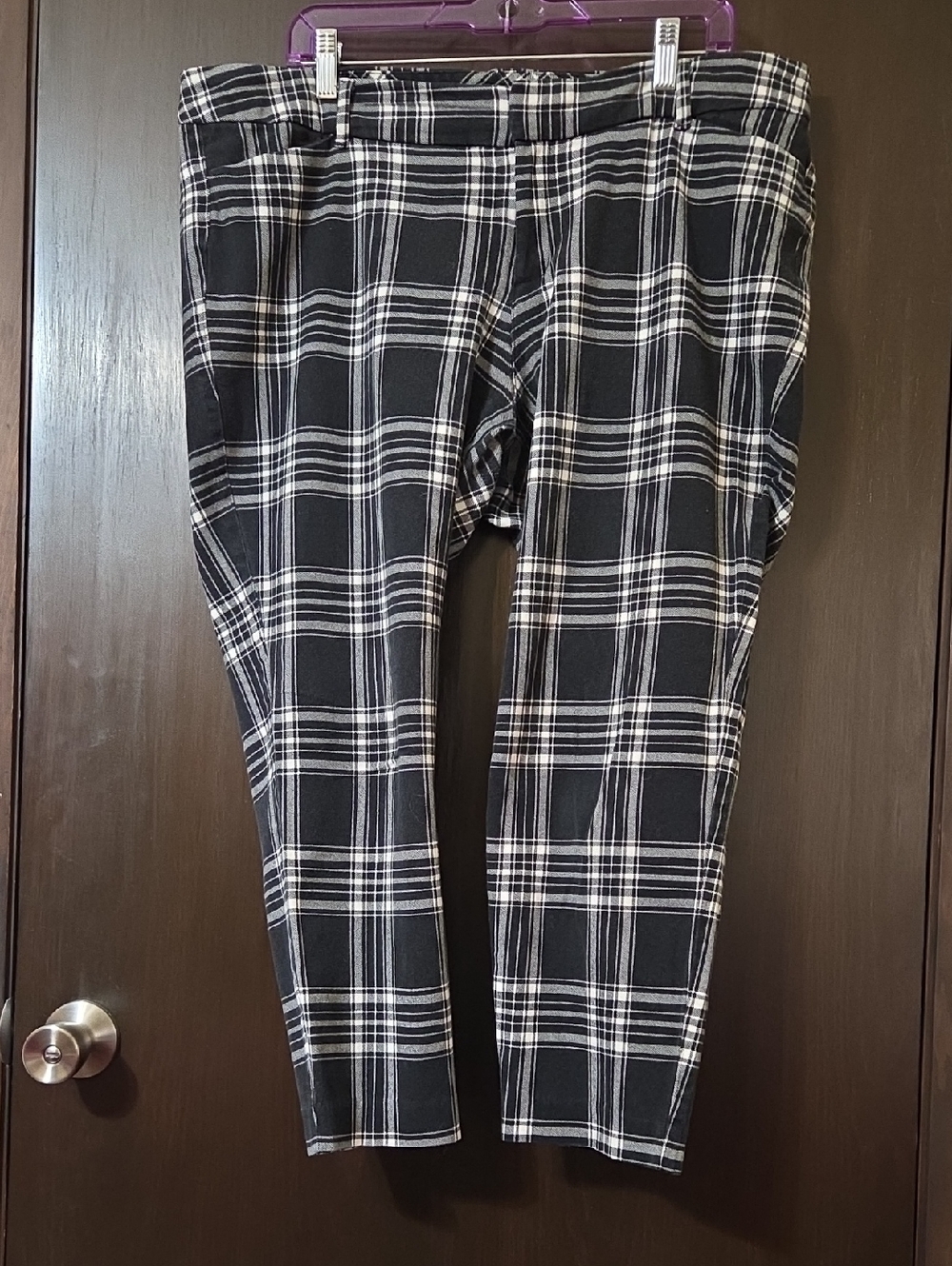 Old Navy Pixie ladies black and white pants.   18 R